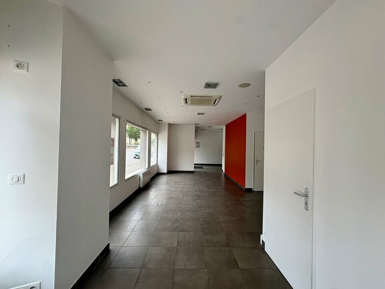 Retail in Dijon for lease - Interior Photo - Image 3 of 8