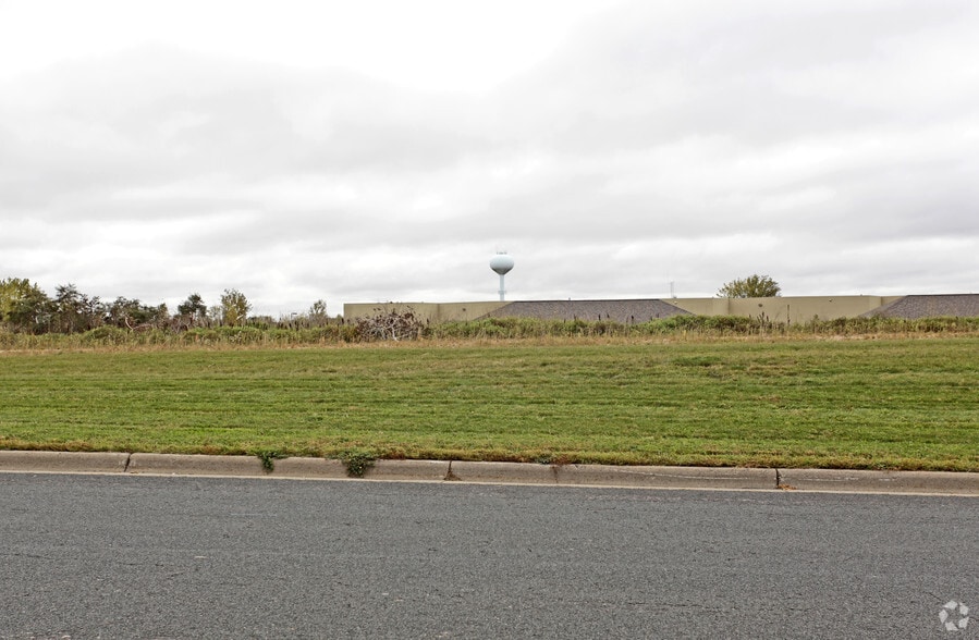 1001 18th Ave NW, Austin, MN for lease - Building Photo - Image 1 of 4