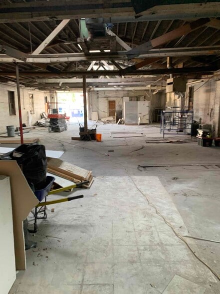 9654 106A Ave NW, Edmonton, AB à louer - Photo intérieure - Image 3 de 3