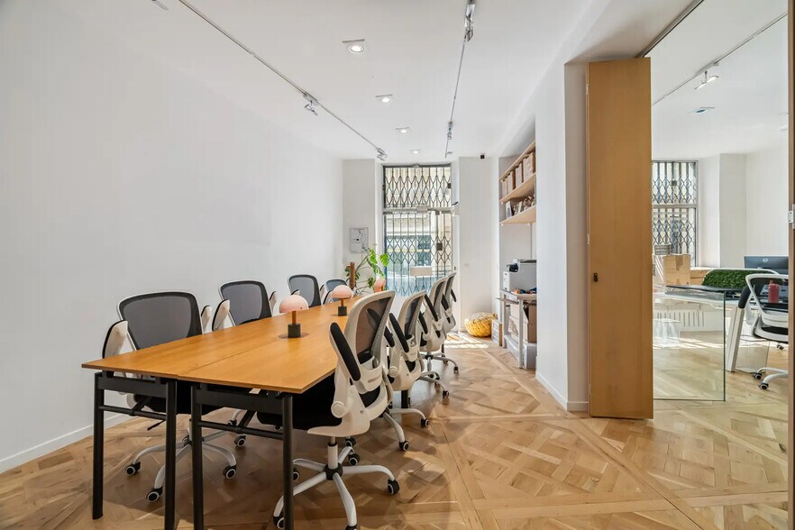 14 Rue Laferrière, Paris for lease - Interior Photo - Image 2 of 7
