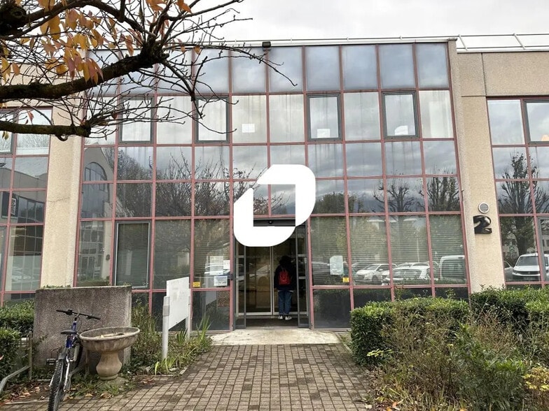 Office in Eybens for lease - Building Photo - Image 1 of 11