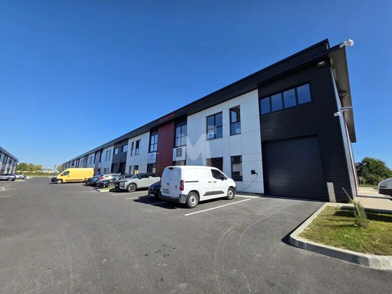 Local d'activités dans Lieusaint à vendre - Photo du bâtiment - Image 3 de 8