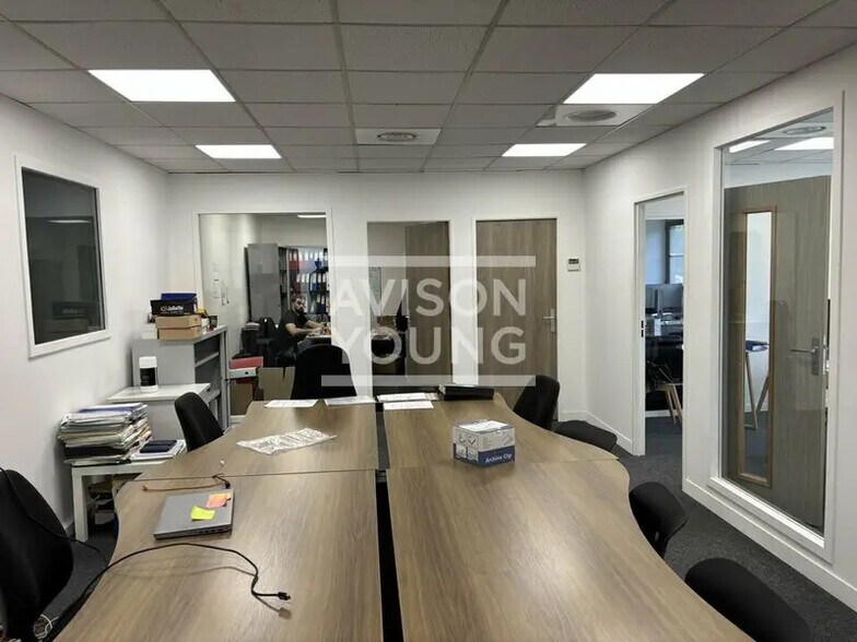 Flex in Gennevilliers for lease - Interior Photo - Image 3 of 7