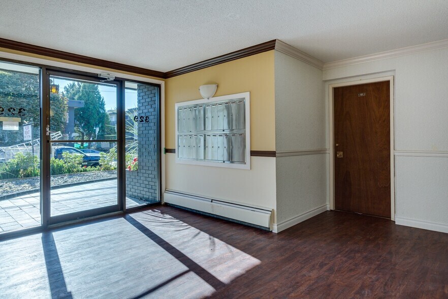 329 7th St, New Westminster, BC à vendre - Hall d’entrée - Image 3 de 9