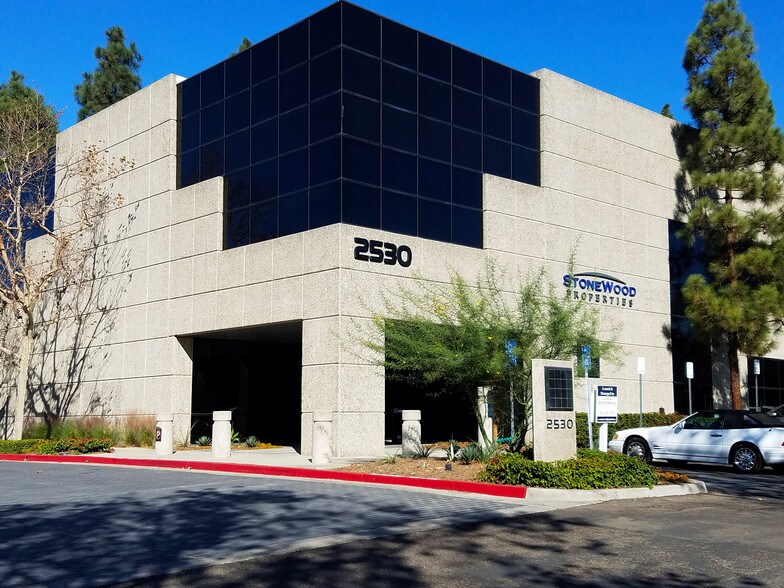 2530 Red Hill Ave, Santa Ana, CA à louer - Photo du bâtiment - Image 2 de 7