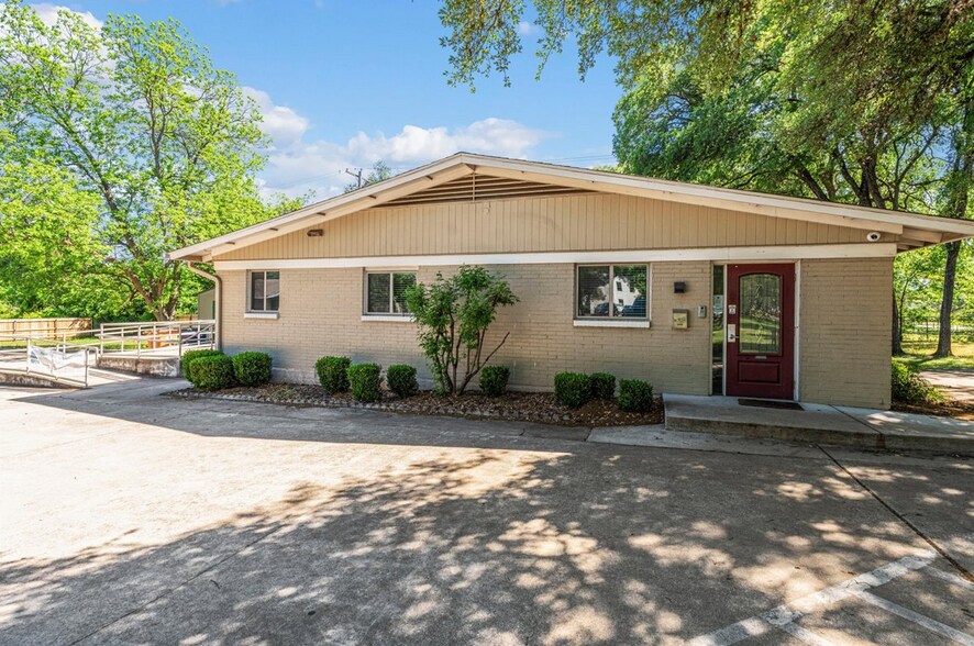 4611 Menchaca Rd, Austin, TX à vendre - Photo du bâtiment - Image 1 de 18