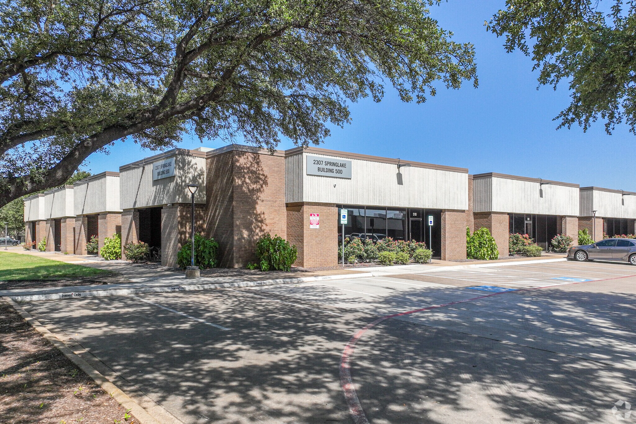 2307 Springlake Rd, Farmers Branch, TX à louer Photo du bâtiment- Image 1 de 21