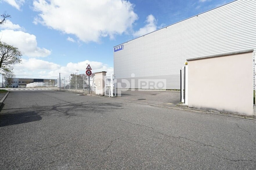 33 Impasse Vue Du Ciel, Colombier-Saugnieu for lease - Building Photo - Image 2 of 11