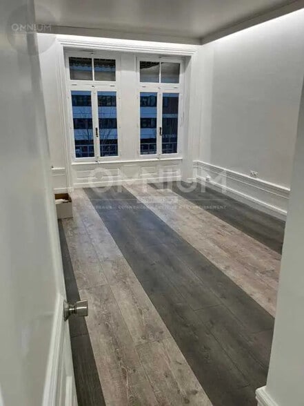 Office in Lyon for lease - Interior Photo - Image 1 of 6