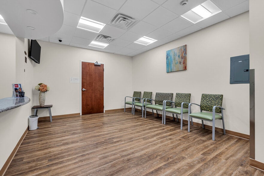 500 Park Ave, Manalapan Township, NJ for lease - Interior Photo - Image 3 of 77