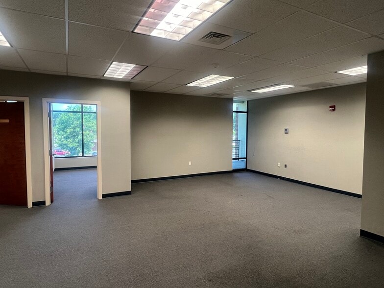 597 Old Mount Holly Rd, Goose Creek, SC for sale - Interior Photo - Image 2 of 10