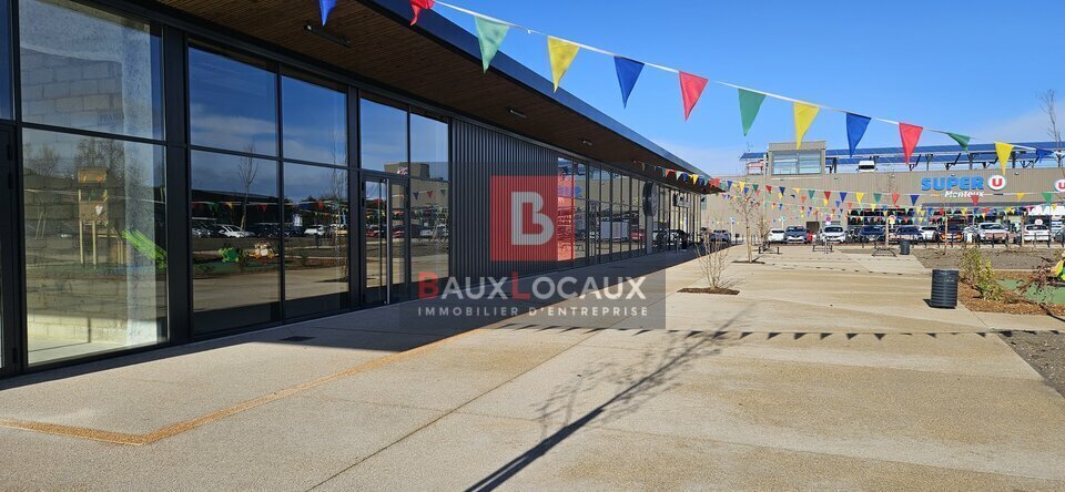 Retail in Monteux for lease - Building Photo - Image 3 of 6