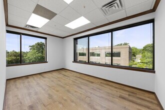 290-300 S County Farm Rd, Wheaton, IL for lease Interior Photo- Image 2 of 3