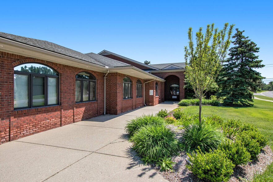 645 Barclay Cir, Rochester Hills, MI à louer - Photo du bâtiment - Image 3 de 22