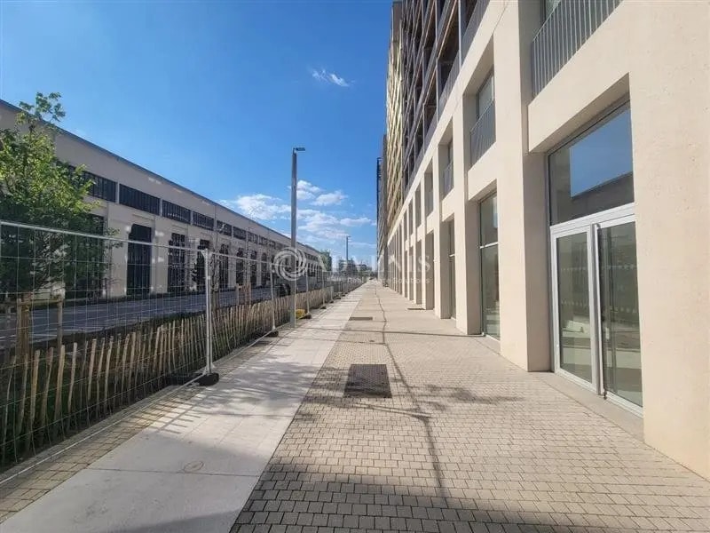 Retail in Saint-Denis for lease Building Photo- Image 1 of 6