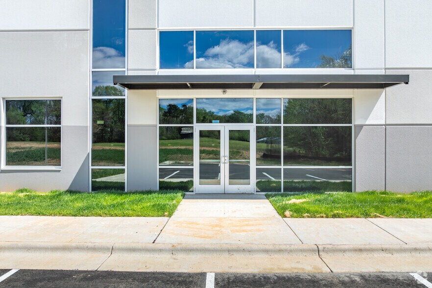 3631 McConnell Rd, Greensboro, NC à louer - Photo du bâtiment - Image 2 de 7