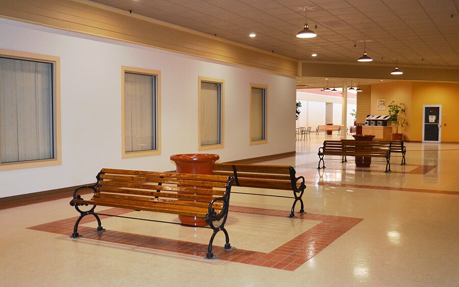 201 Lyndale Ave S, Faribault, MN à louer - Hall d’entrée - Image 3 de 5