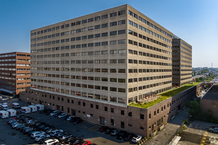 433 Rue Chabanel O, Montréal, QC à louer - Photo du bâtiment - Image 3 de 8