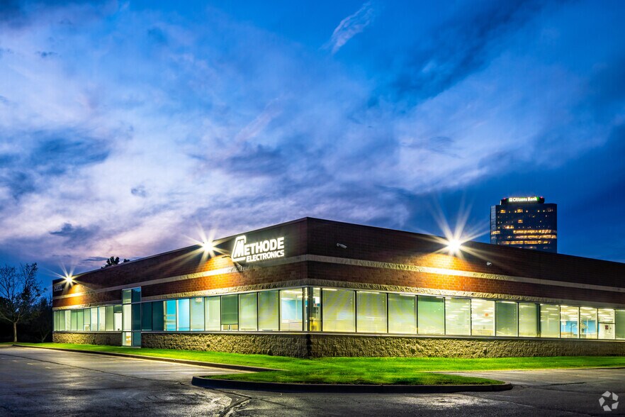 25650 W 11 Mile Rd, Southfield, MI for lease - Building Photo - Image 2 of 13