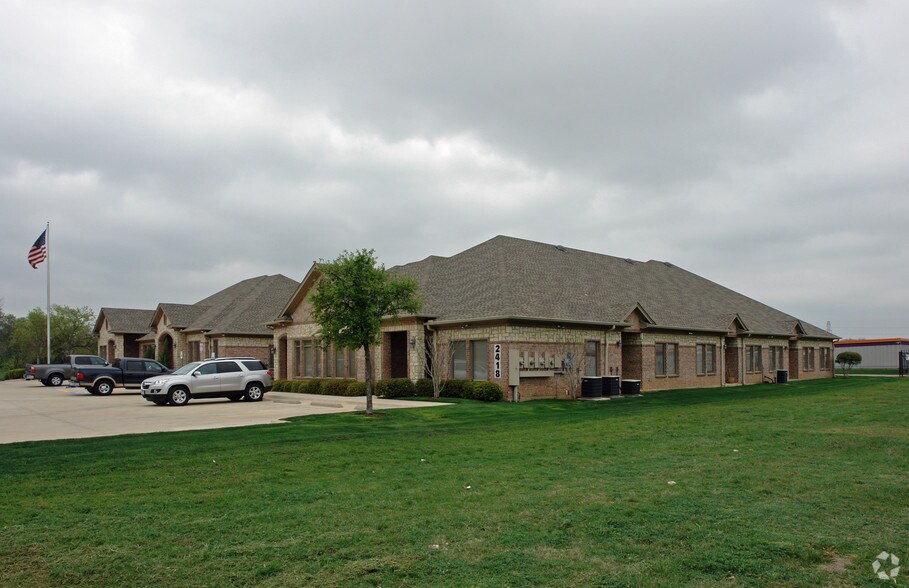 2418 Marsh Ln, Carrollton, TX à louer - Photo du bâtiment - Image 2 de 17