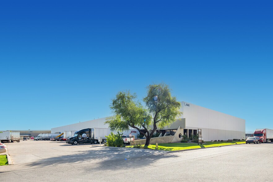 4441 W Polk St, Phoenix, AZ à louer - Photo du bâtiment - Image 3 de 7