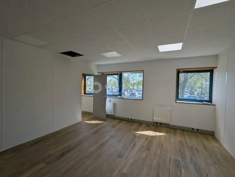 Bureau dans Savigny-le-Temple à louer - Photo intérieure - Image 2 de 8