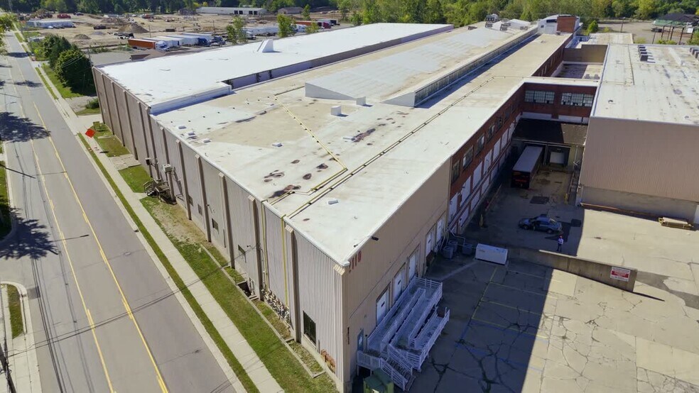 2100 S Washington Ave, Lansing, MI à louer - Vidéo sur l’inscription commerciale - Image 2 de 11