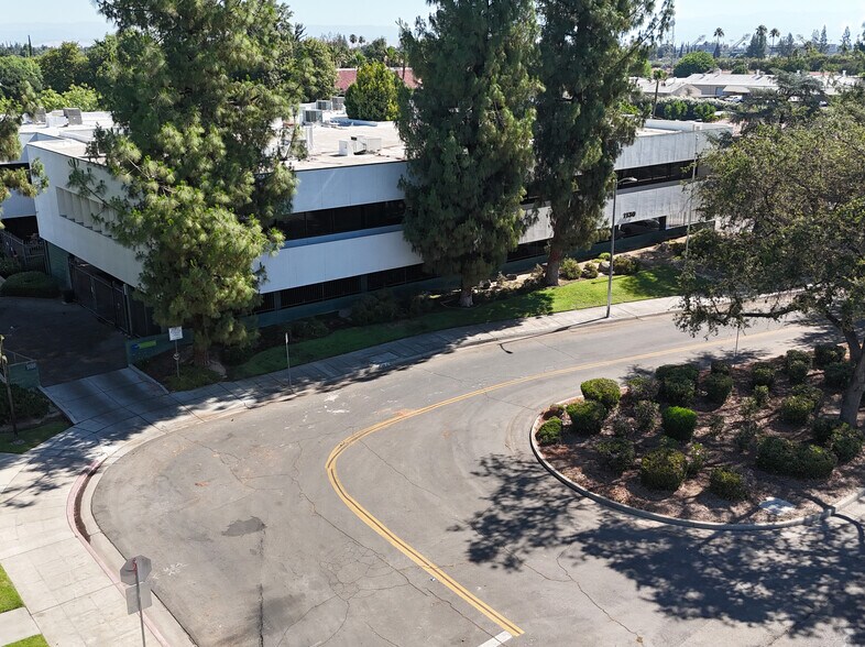 1130 E Shaw Ave, Fresno, CA à vendre - Photo du bâtiment - Image 2 de 6