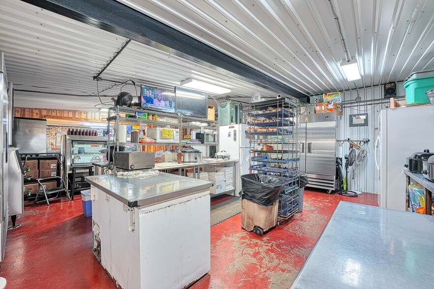 22203 N Frontage Rd, Clinton, OK for sale - Interior Photo - Image 2 of 5