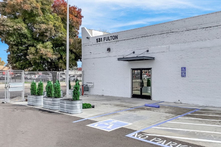 531 Fulton St, Fresno, CA for lease - Building Photo - Image 2 of 11