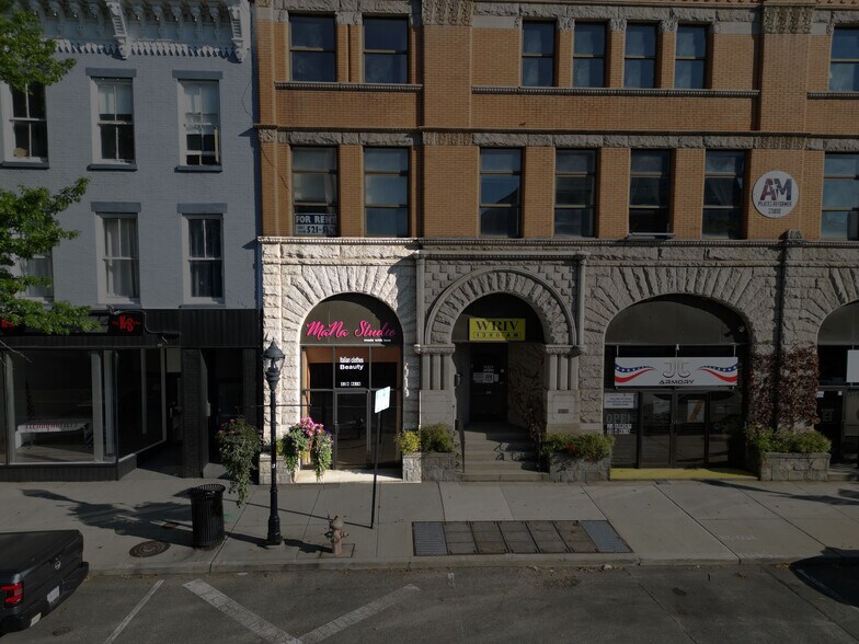 42 W Main St, Riverhead, NY à louer - Photo du bâtiment - Image 3 de 23