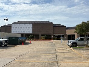 201-225 Veterans Memorial Blvd, Metairie, LA for lease Building Photo- Image 2 of 4