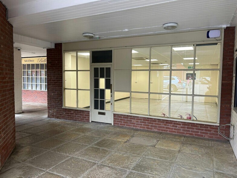 Units 5, 6 & 7 Oakmede Place, Binfield, Bracknell à louer - Photo du bâtiment - Image 2 de 11