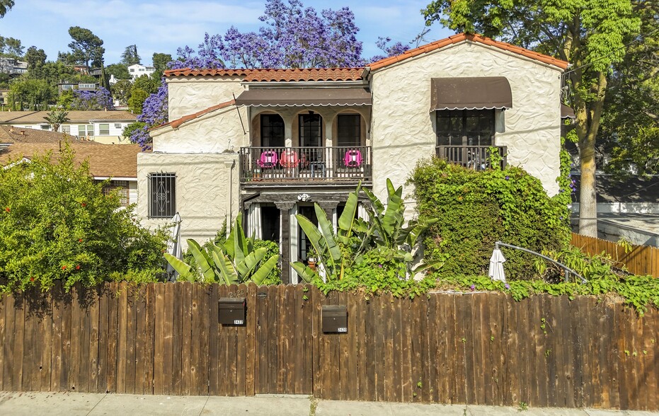 2420 N Beachwood Dr, Los Angeles, CA à vendre - Photo principale - Image 1 de 37