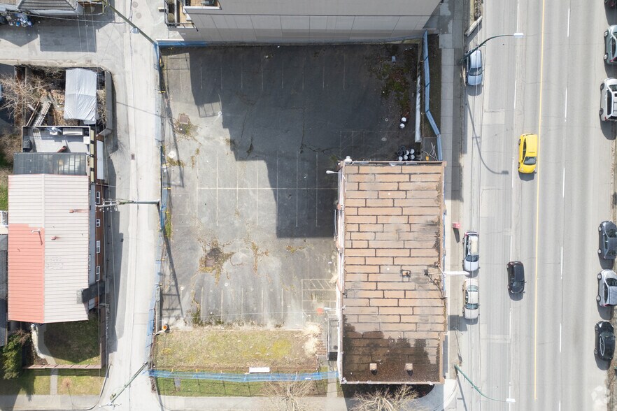 708 38th Av E, Vancouver, BC à louer - Photo du bâtiment - Image 3 de 3