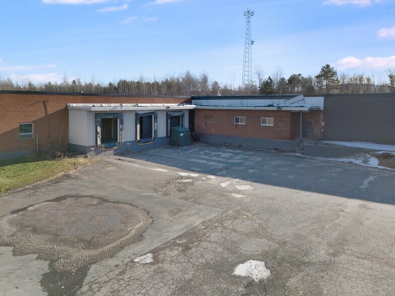 135 Rue Dean, Cowansville, QC à louer - Photo du bâtiment - Image 3 de 4
