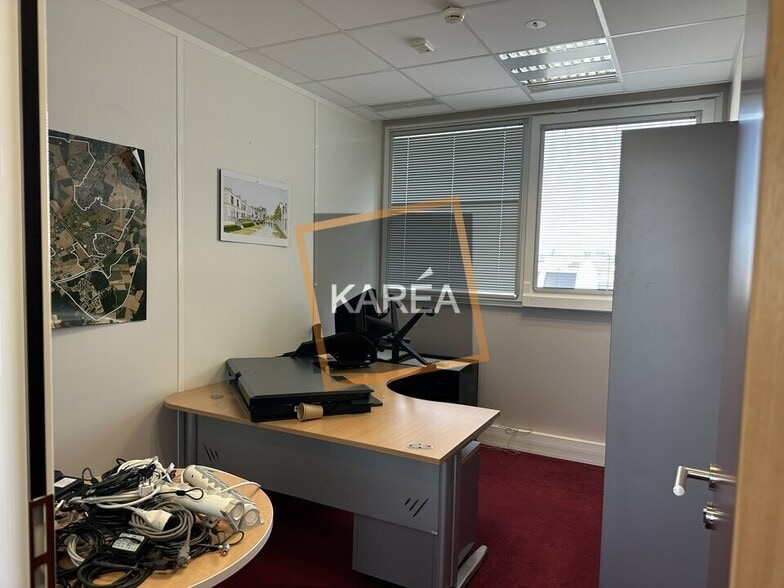 Office in Chessy for lease - Interior Photo - Image 2 of 5