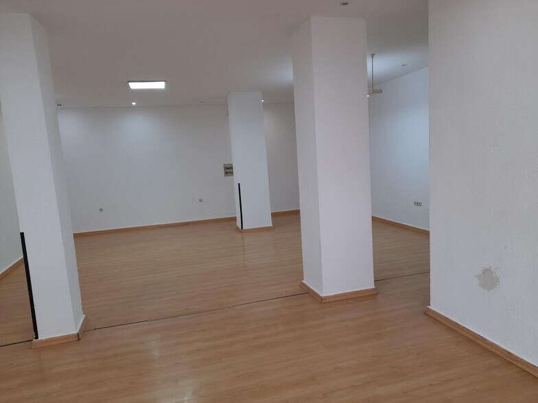 Retail in Cáceres, Cáceres for lease - Building Photo - Image 3 of 23