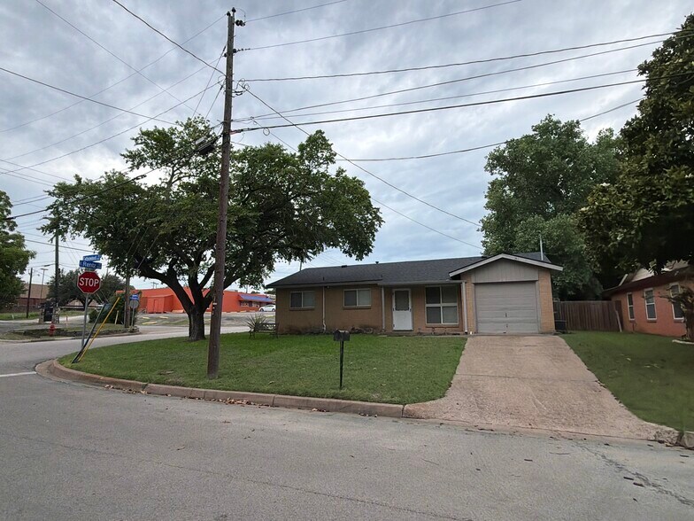 201 Cottonwood St, Weatherford, TX à vendre - Photo du bâtiment - Image 2 de 5