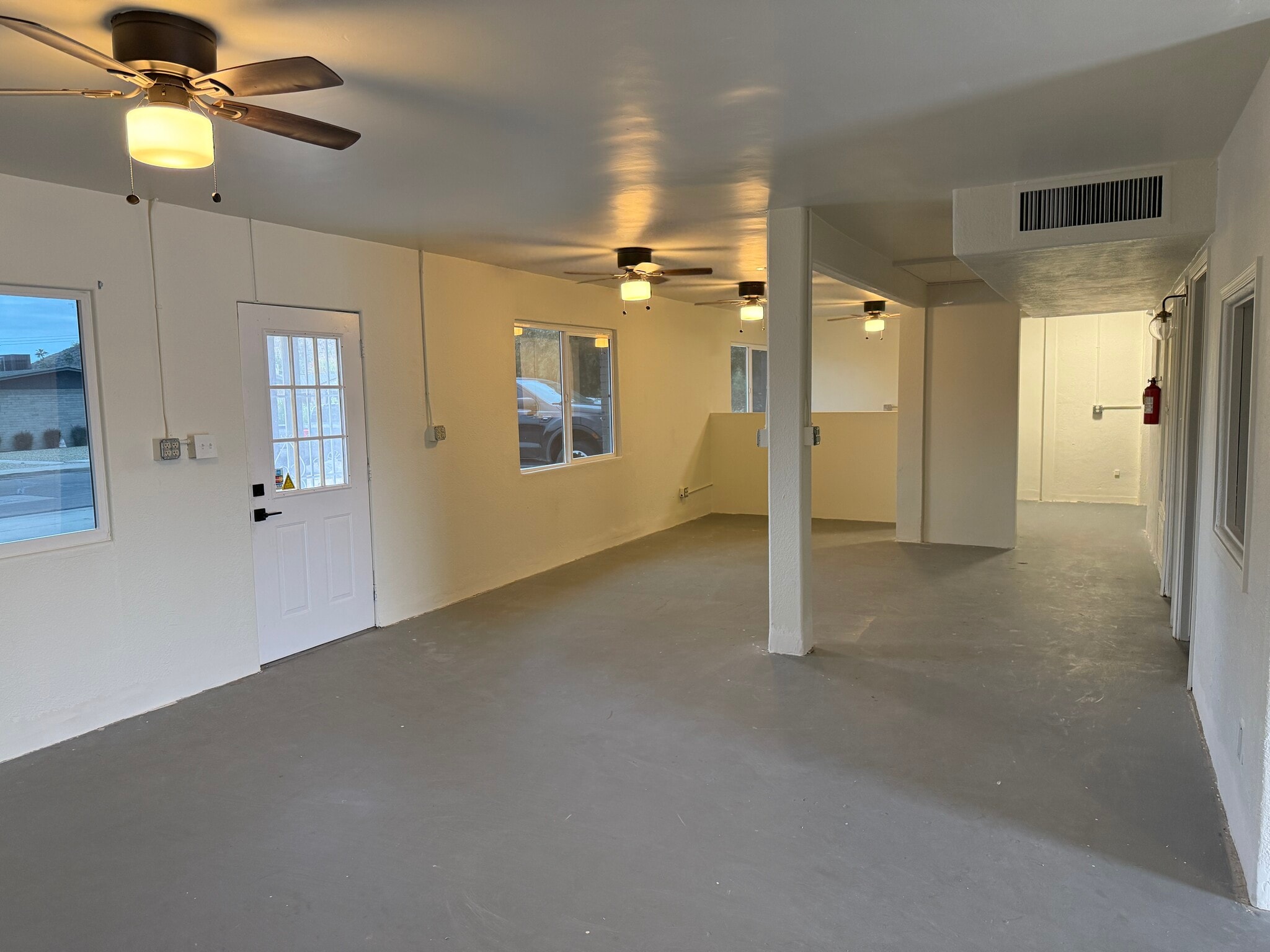 9401 N 3rd Dr, Phoenix, AZ for lease Interior Photo- Image 1 of 8