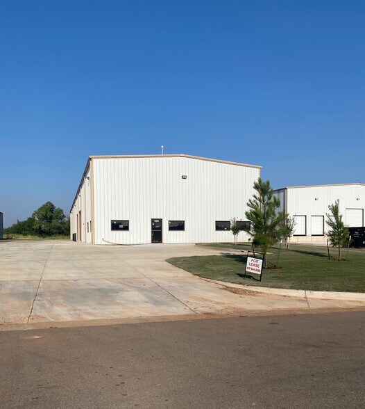 8409 SW 23rd Pl, Oklahoma City, OK à louer - Photo du bâtiment - Image 2 de 36