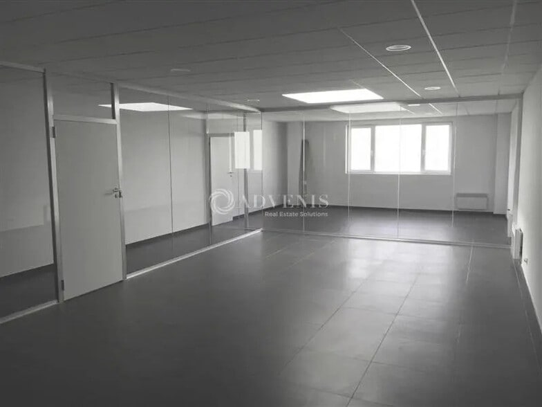 Office in Roncq for lease - Interior Photo - Image 2 of 4