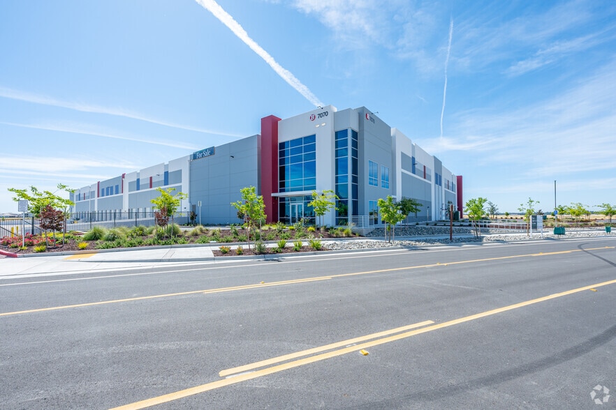 7070 Badiee Dr, Sacramento, CA à louer - Photo du bâtiment - Image 1 de 14