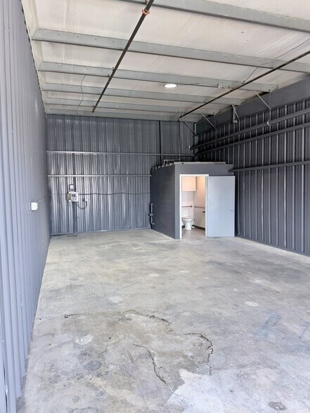 10027 Harmon Rd, Fort Worth, TX for lease - Interior Photo - Image 2 of 31
