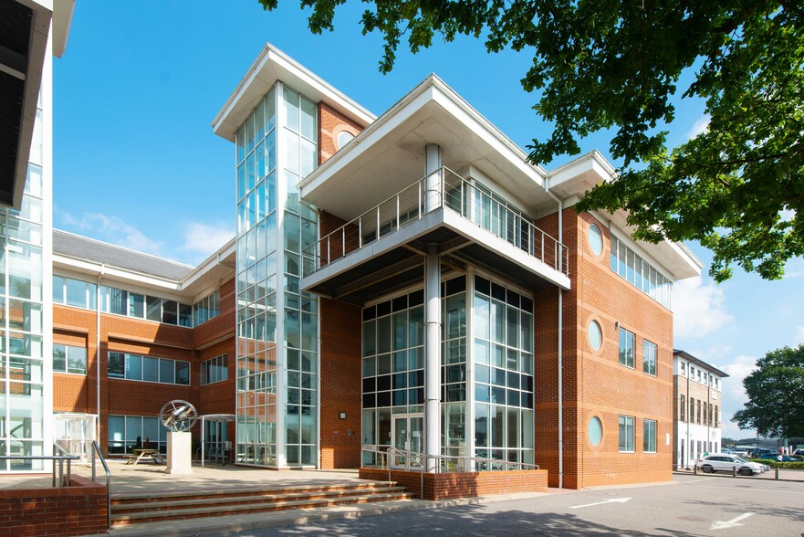 Fleming Way, Crawley for lease - Building Photo - Image 1 of 24