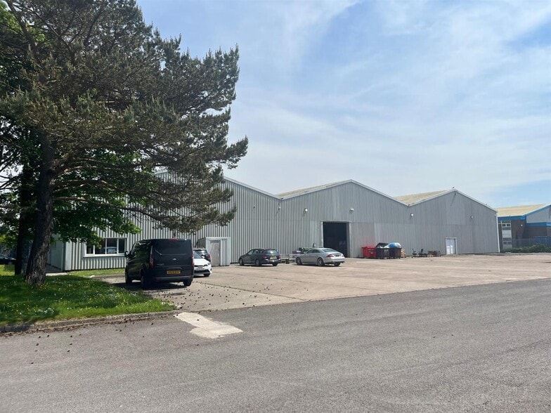 Kingsway, Bridgend for lease - Building Photo - Image 2 of 3