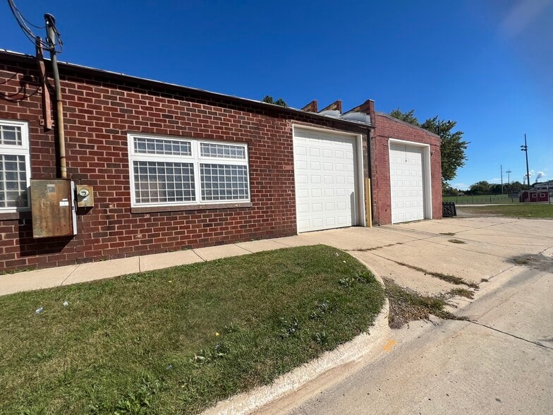 111 Jones Ave, Monroe, MI à louer - Photo du bâtiment - Image 3 de 18