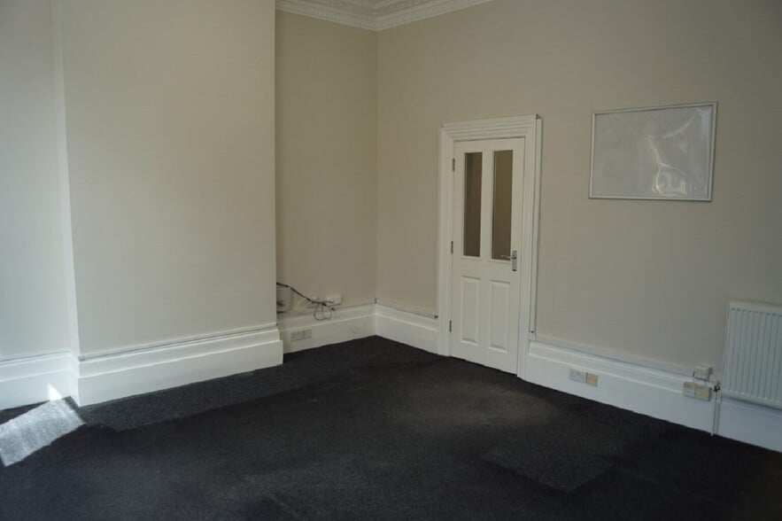 Office 1 And 2 8 Hyde Gardens, Eastbourne for lease - Interior Photo - Image 3 of 8