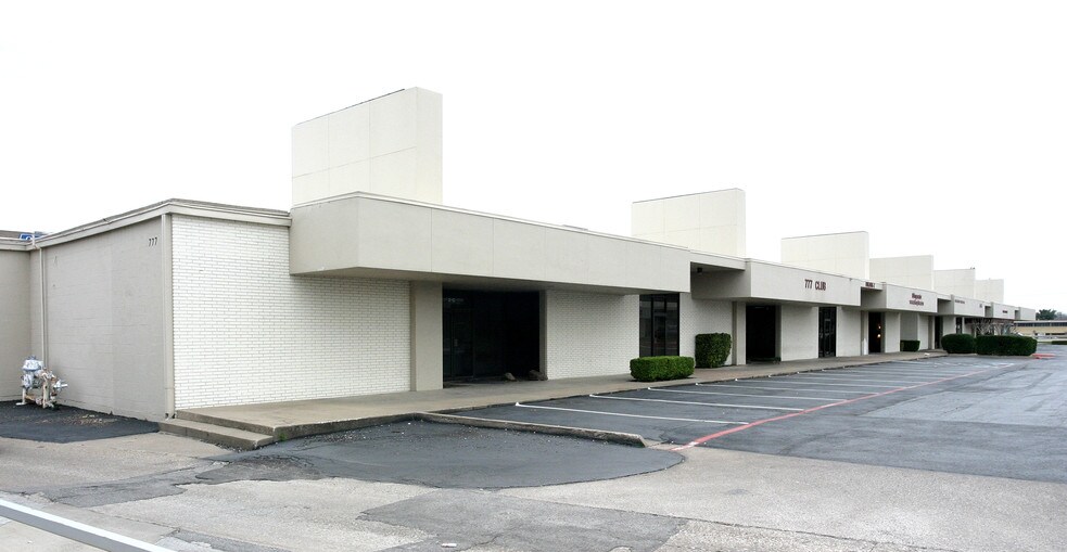 777 S Central Expy, Richardson, TX à louer - Photo du bâtiment - Image 2 de 6