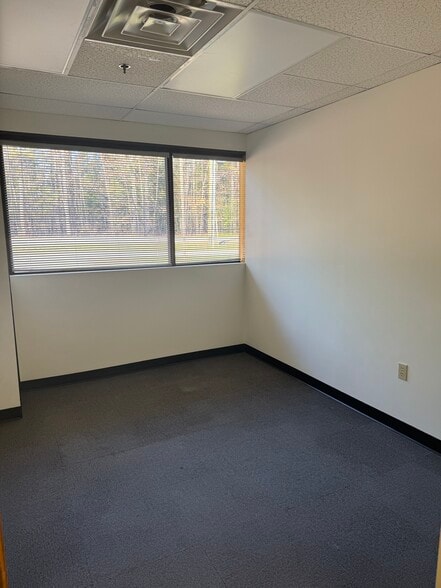 30 Boston Ct, Essex Junction, VT for lease - Building Photo - Image 3 of 10